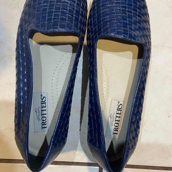 Trotters Liz in navy sz 12W - Picture 2 of 8